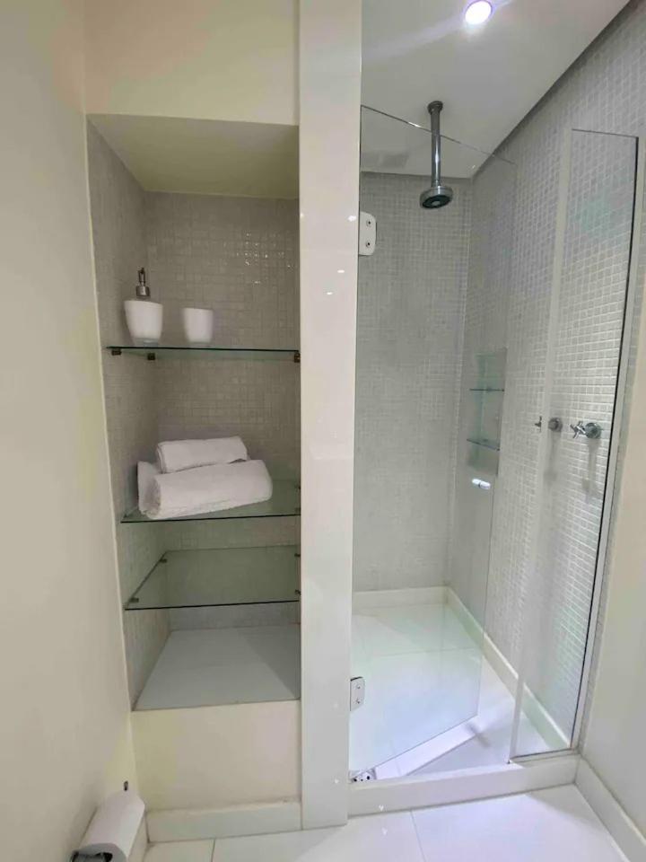 Apartamento 3 Quartos, Hidromassagem, Garagem, Duas Quadras Da Do Leblon *