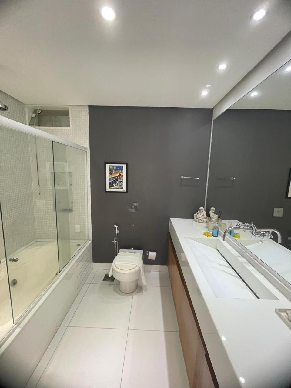 3 Quartos, Hidromassagem, Garagem, Duas Quadras Da Do Leblon