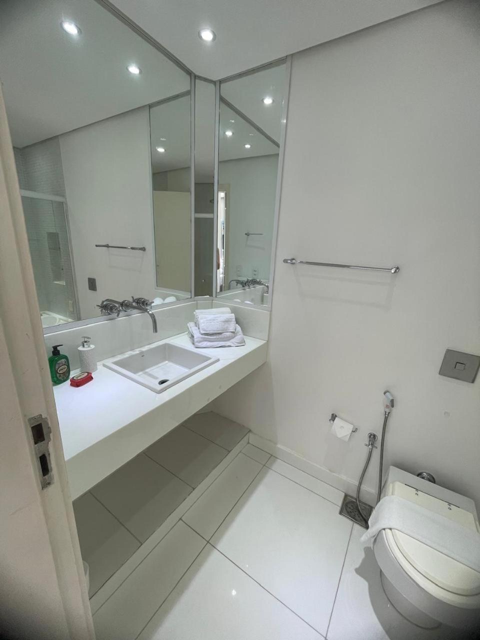 Apartamento 3 Quartos, Hidromassagem, Garagem, Duas Quadras Da Do Leblon *